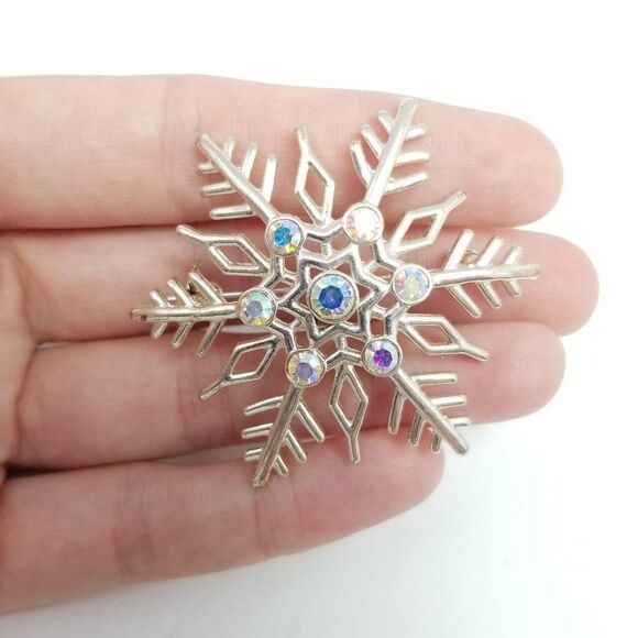 Vintage Rhinestone Snowflake Brooch, Silver Tone, Winter Snow Lapel Pin - Picture 5 of 6